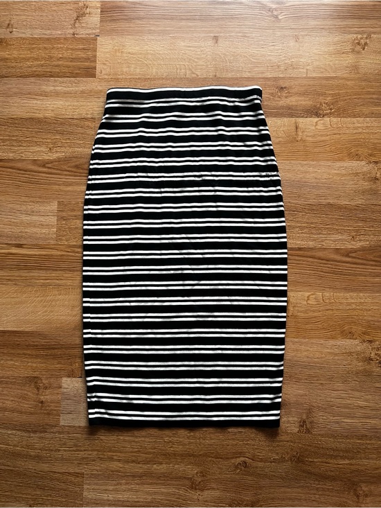 Max Studio Dresses & Skirts - Max Studio Women’s Black & White Striped Midi Skirt
• Size small